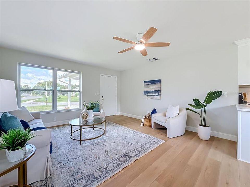 For Sale: $300,000 (2 beds, 1 baths, 978 Square Feet)