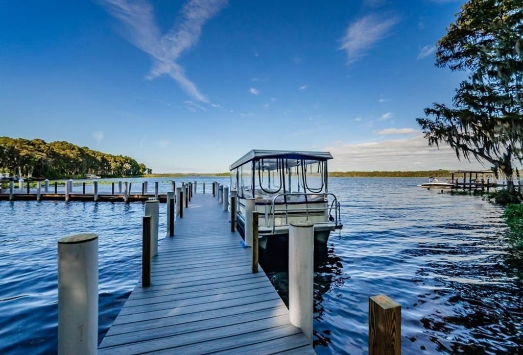 For Sale: $300,000 (2 beds, 1 baths, 978 Square Feet)