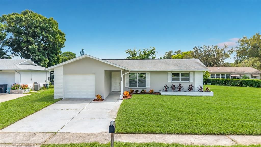 For Sale: $300,000 (2 beds, 1 baths, 978 Square Feet)
