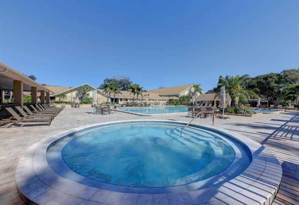 For Sale: $300,000 (2 beds, 1 baths, 978 Square Feet)