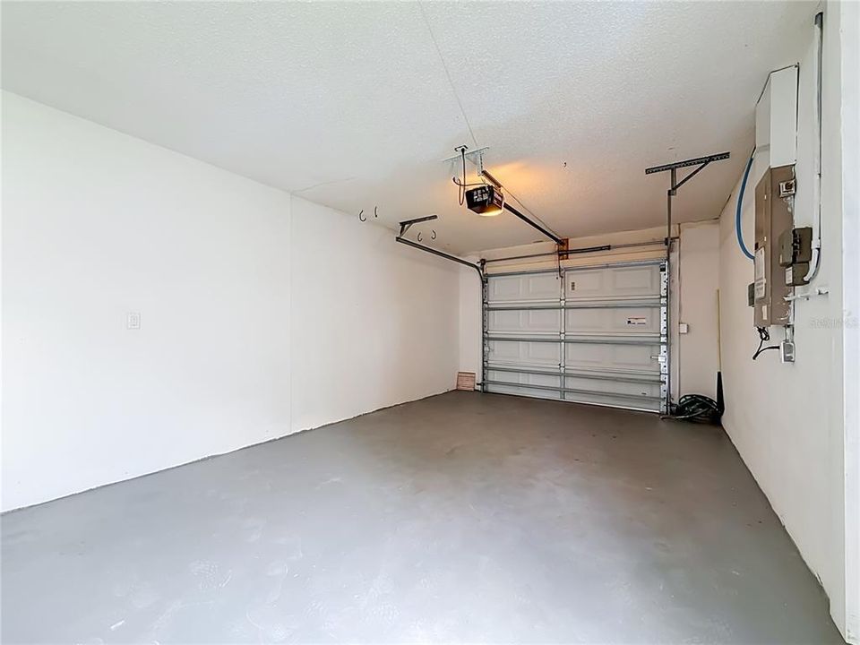 For Sale: $300,000 (2 beds, 1 baths, 978 Square Feet)