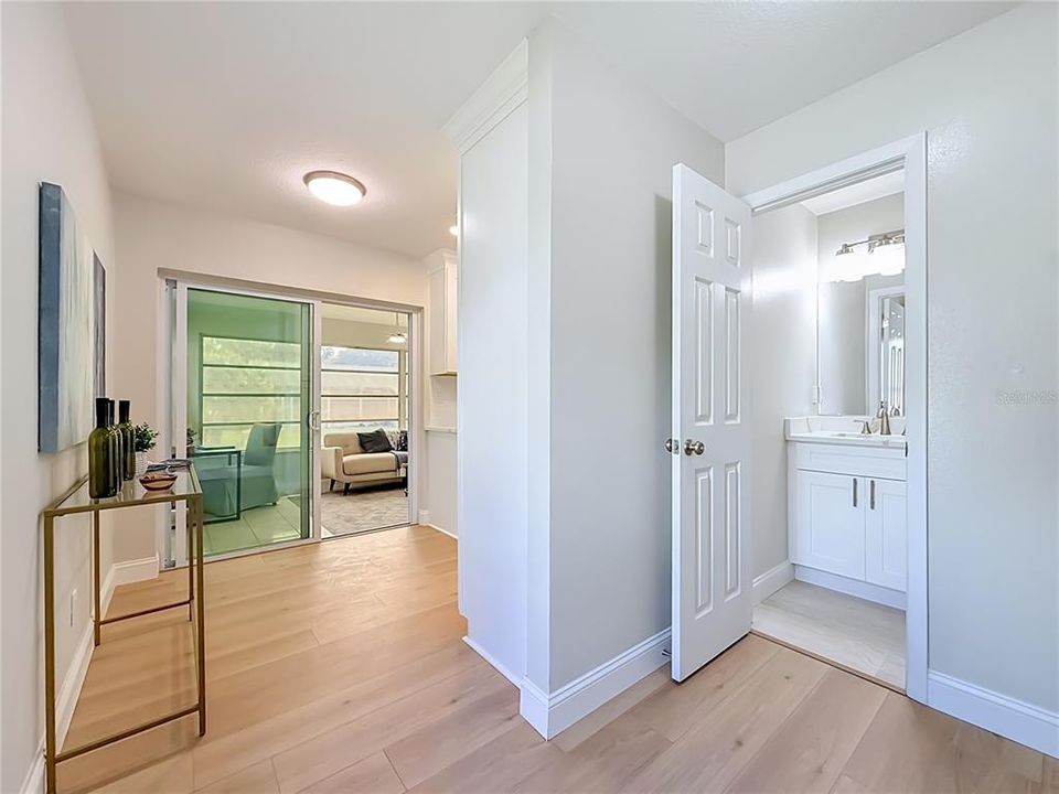 For Sale: $300,000 (2 beds, 1 baths, 978 Square Feet)