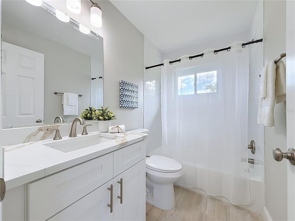 For Sale: $300,000 (2 beds, 1 baths, 978 Square Feet)