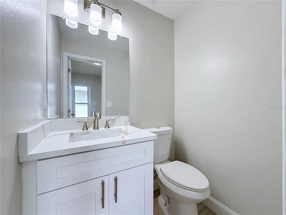 For Sale: $300,000 (2 beds, 1 baths, 978 Square Feet)