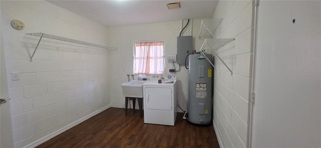 For Sale: $260,000 (3 beds, 1 baths, 1375 Square Feet)