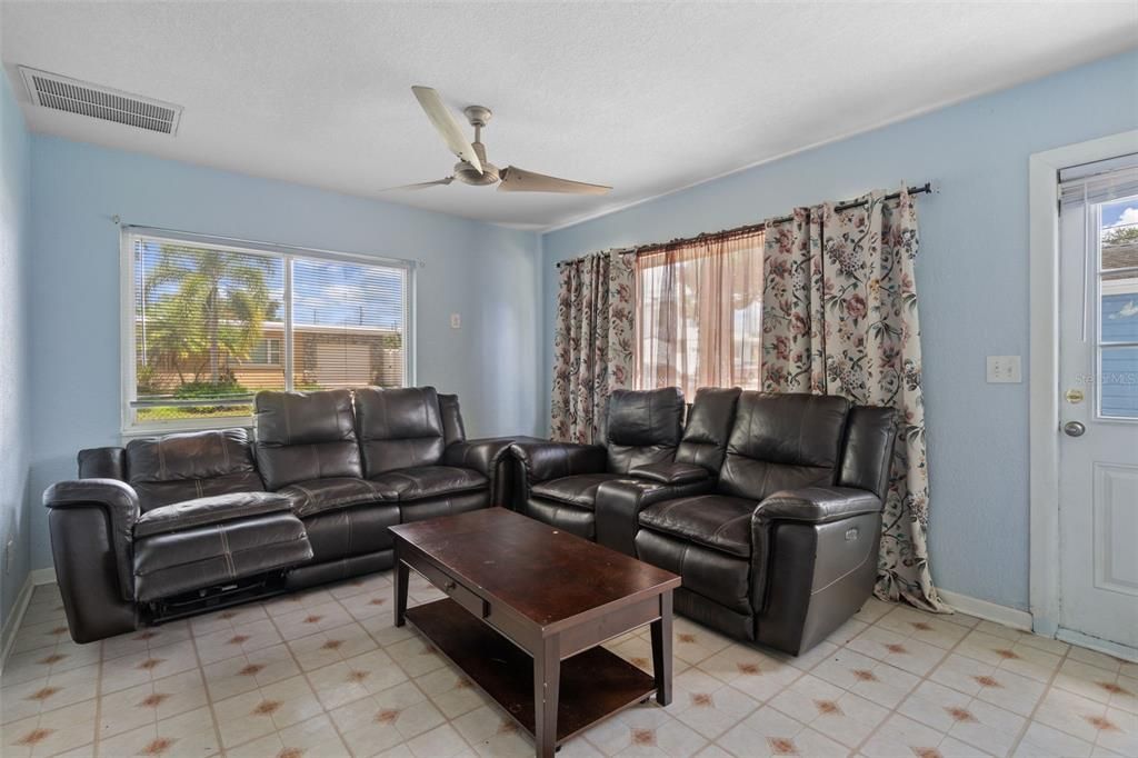 For Sale: $420,000 (3 beds, 3 baths, 1488 Square Feet)