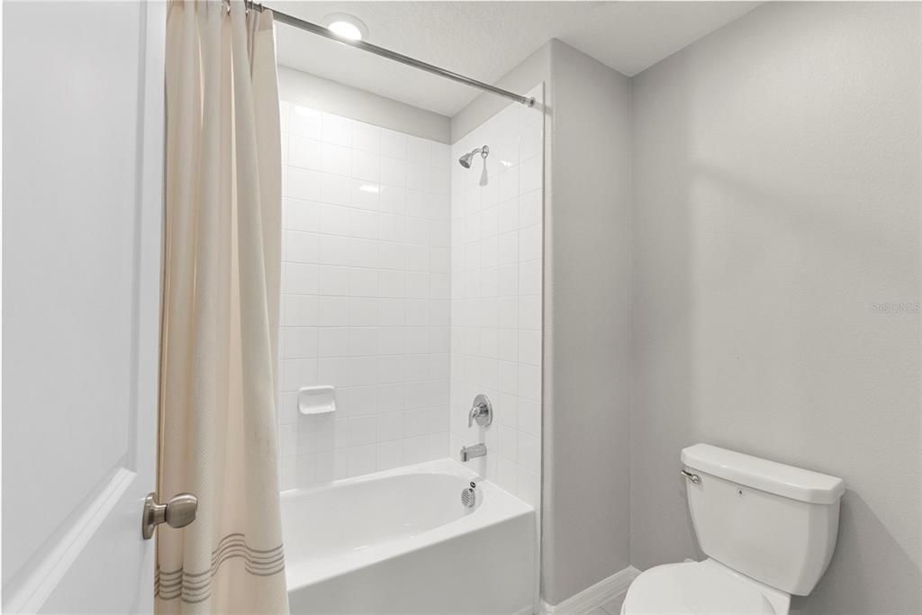 На продажу: $399,000 (5 спален, 2 ванн, 2415 Квадратных фут)