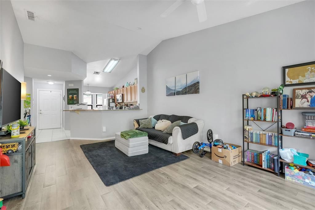 For Sale: $265,000 (2 beds, 2 baths, 1014 Square Feet)