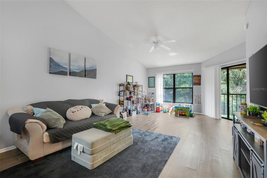 For Sale: $265,000 (2 beds, 2 baths, 1014 Square Feet)
