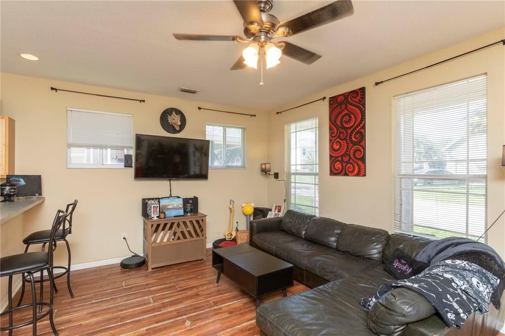 For Sale: $199,900 (2 beds, 2 baths, 1020 Square Feet)