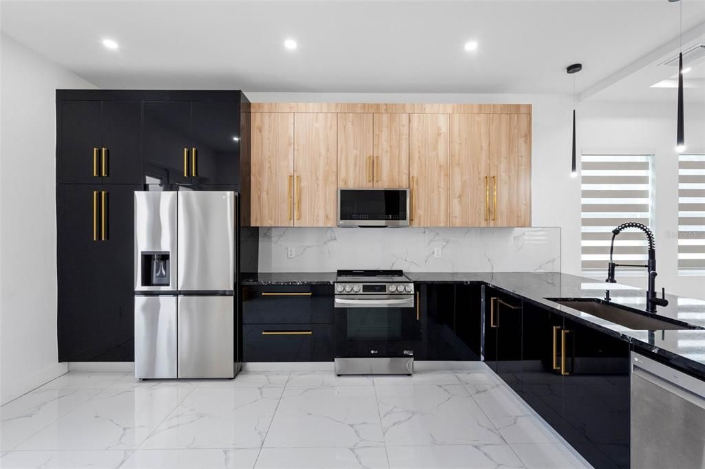 На продажу: $839,999 (4 спален, 2 ванн, 2645 Квадратных фут)