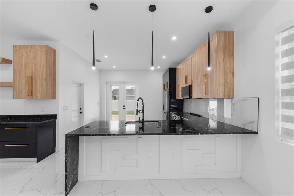 На продажу: $839,999 (4 спален, 2 ванн, 2645 Квадратных фут)
