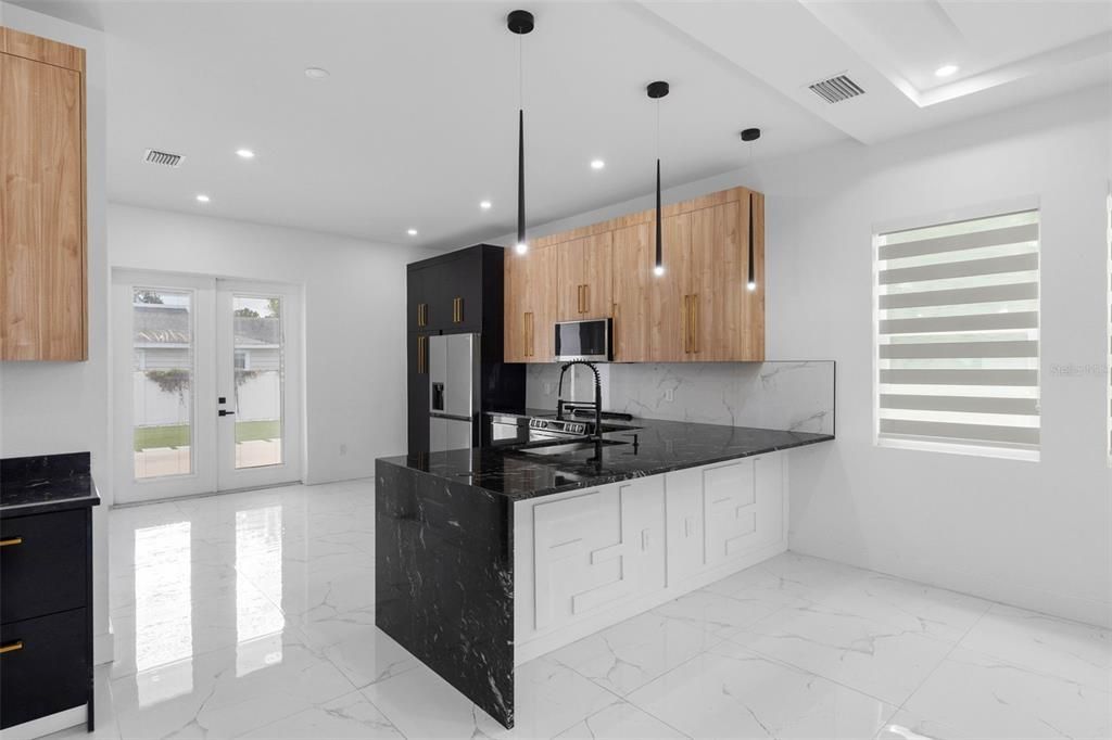 На продажу: $839,999 (4 спален, 2 ванн, 2645 Квадратных фут)