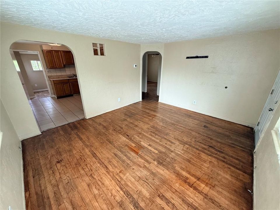 В аренду: $1,400 (2 спален, 1 ванн, 841 Квадратных фут)