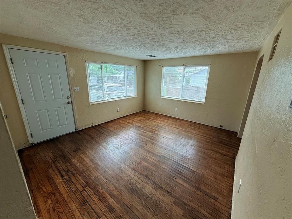 В аренду: $1,400 (2 спален, 1 ванн, 841 Квадратных фут)