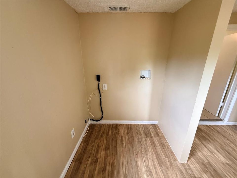 В аренду: $1,400 (2 спален, 1 ванн, 841 Квадратных фут)