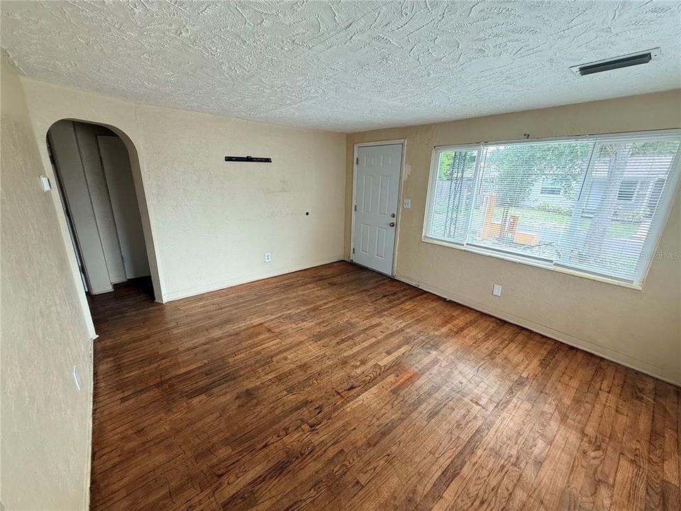 В аренду: $1,400 (2 спален, 1 ванн, 841 Квадратных фут)