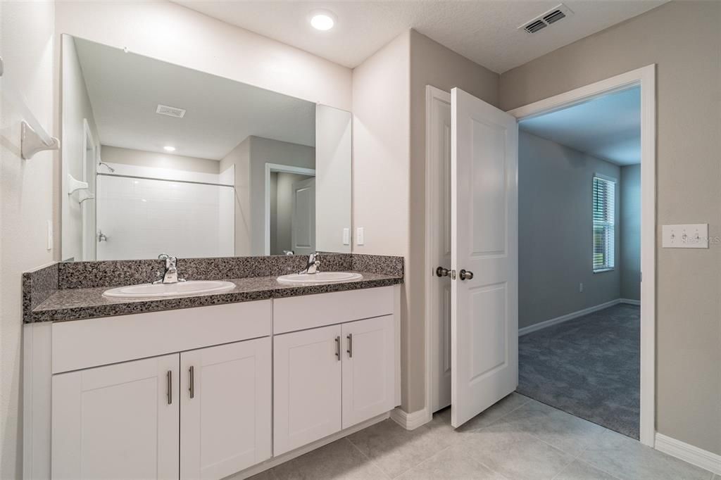 For Sale: $375,000 (5 beds, 2 baths, 2215 Square Feet)