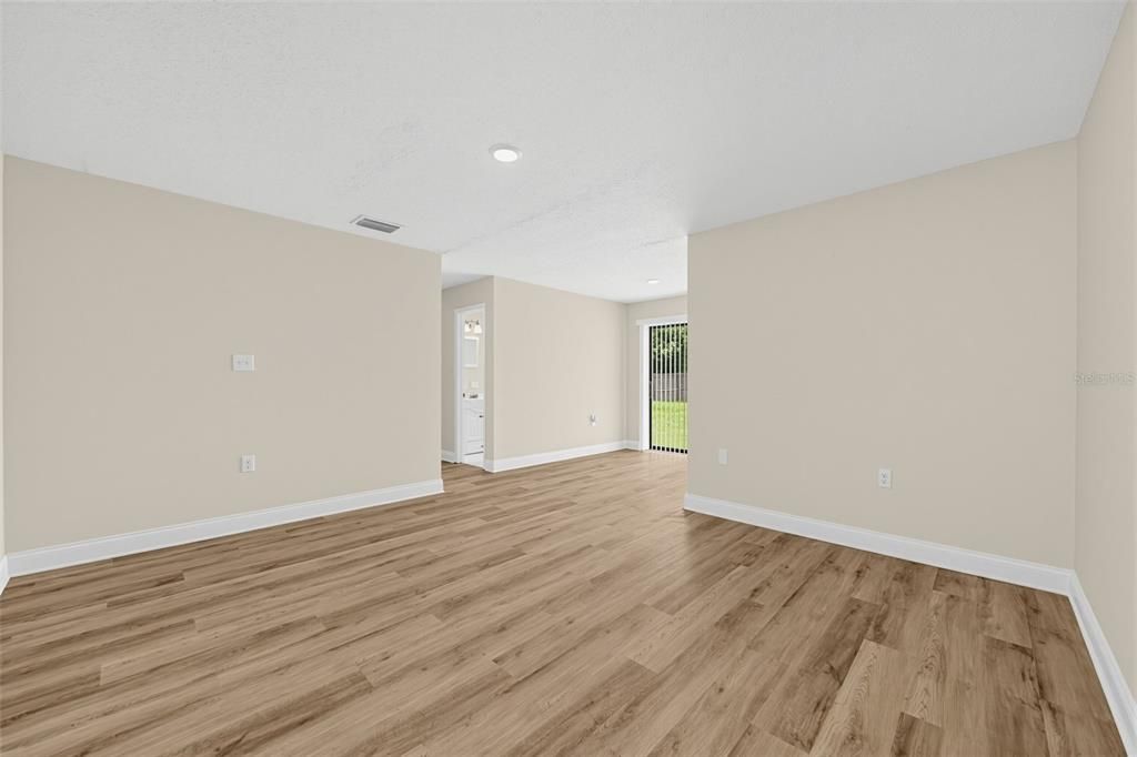 En Venta: $299,900 (3 camas, 2 baños, 1050 Pies cuadrados)