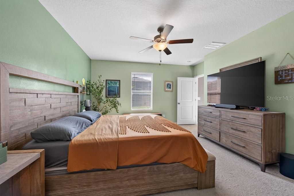 For Sale: $610,000 (5 beds, 2 baths, 2389 Square Feet)