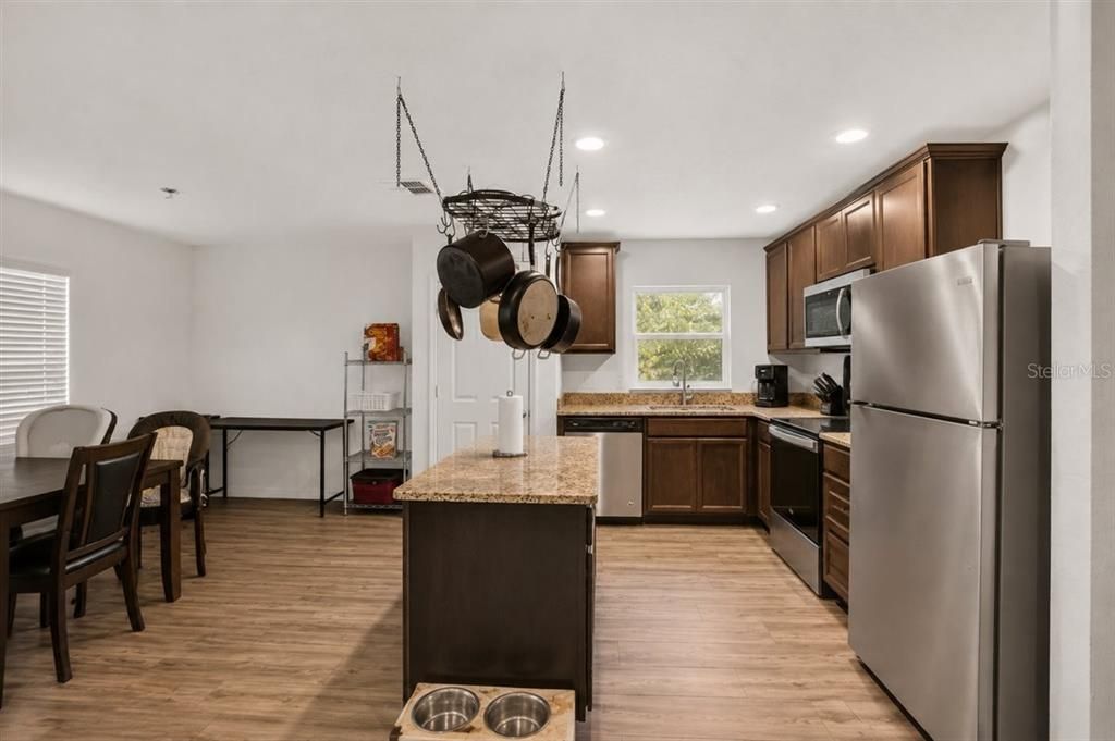 For Sale: $315,000 (3 beds, 2 baths, 1373 Square Feet)