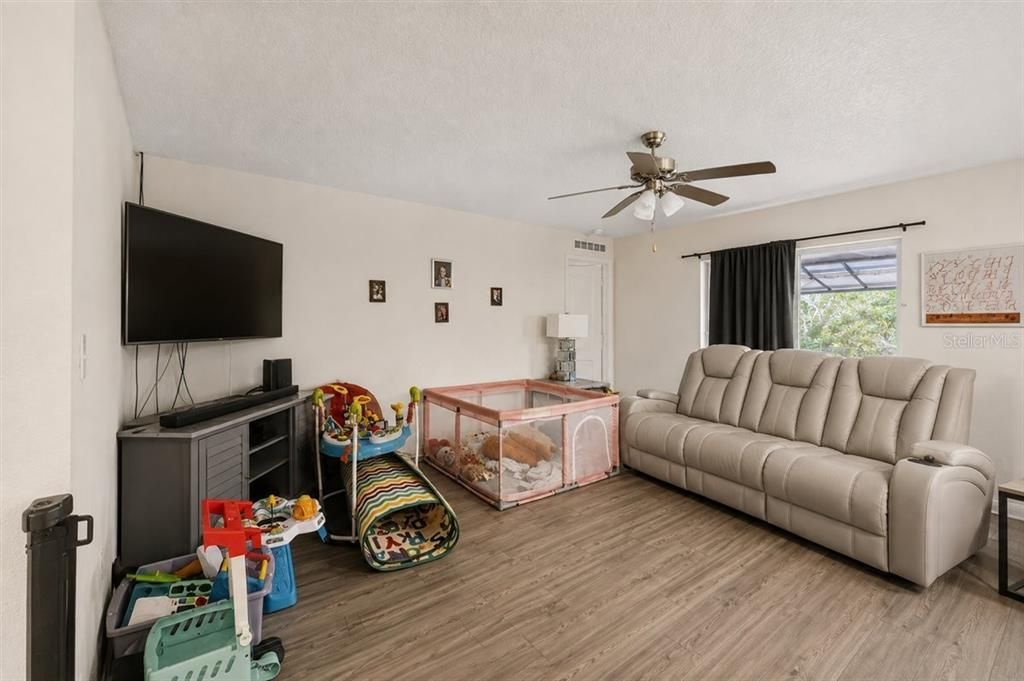 For Sale: $315,000 (3 beds, 2 baths, 1373 Square Feet)