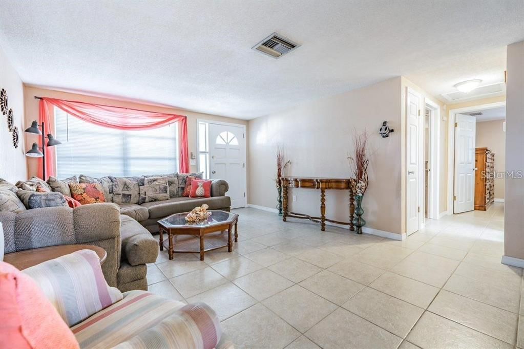 For Rent: $1,650 (2 beds, 1 baths, 1088 Square Feet)