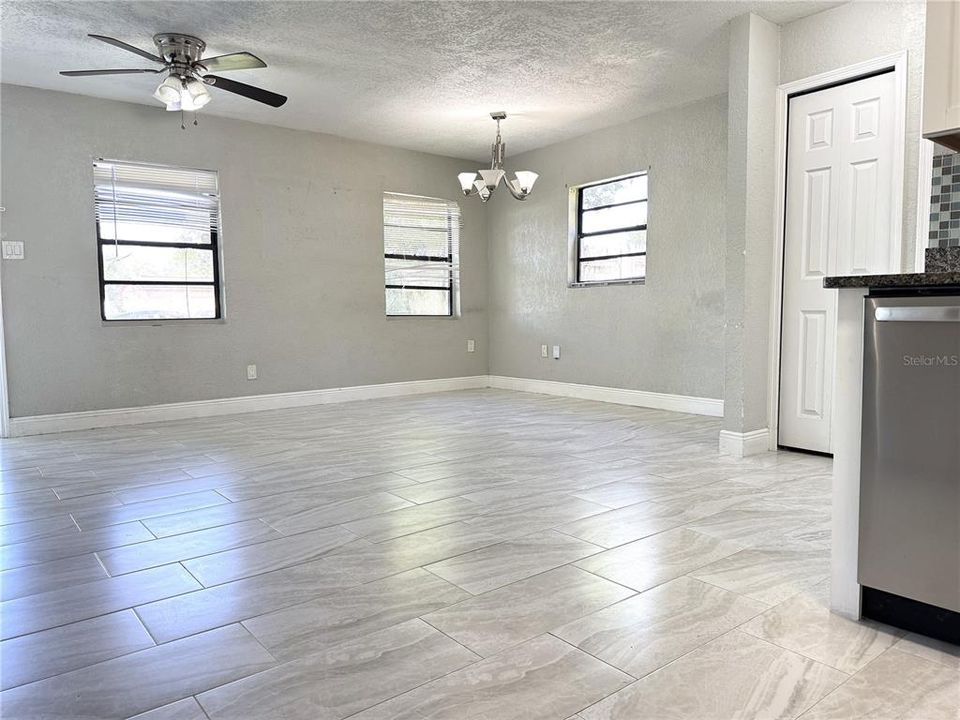For Sale: $275,000 (3 beds, 2 baths, 1014 Square Feet)