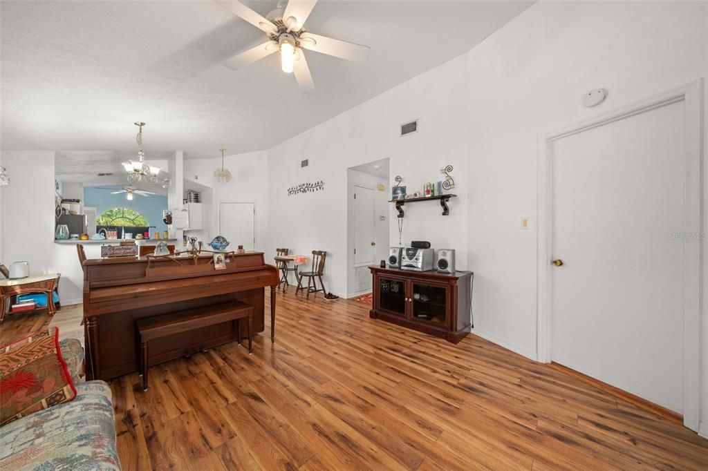 En Venta: $289,900 (3 camas, 2 baños, 1184 Pies cuadrados)