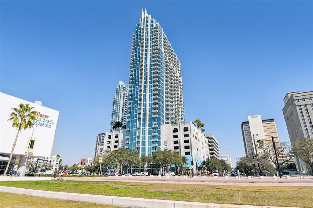 For Rent: $2,600 (1 beds, 1 baths, 838 Square Feet)