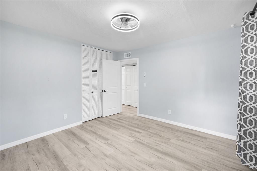 For Sale: $229,900 (2 beds, 1 baths, 904 Square Feet)