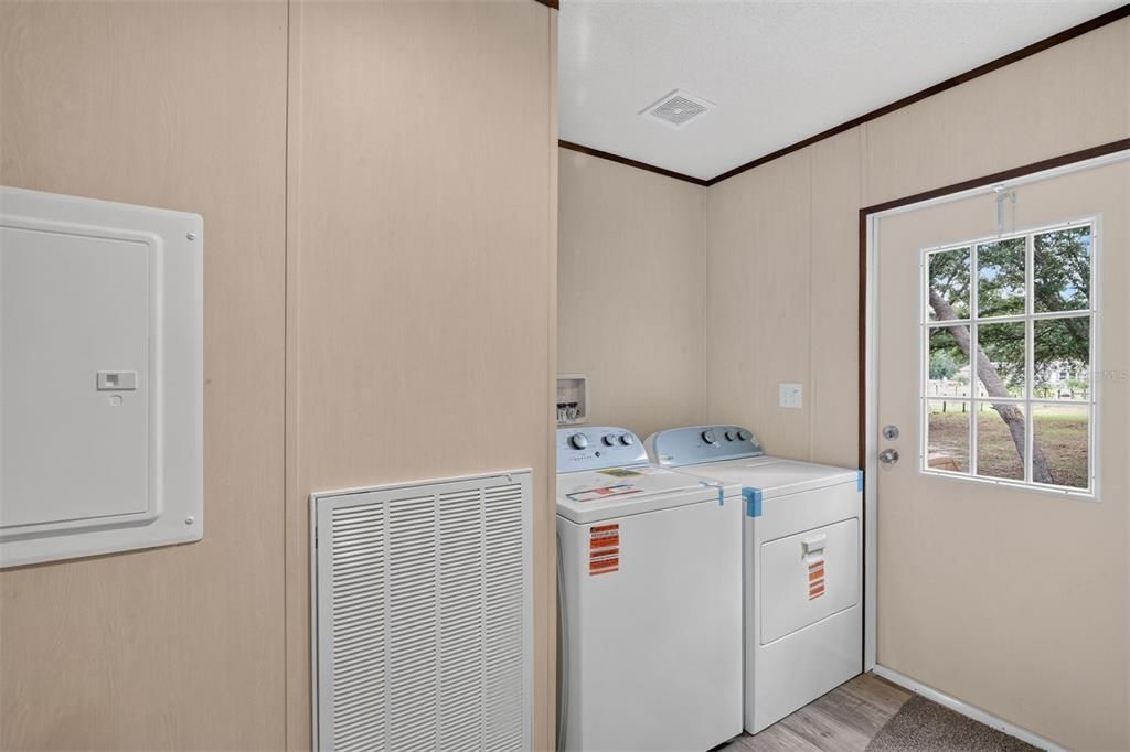 For Sale: $218,000 (3 beds, 2 baths, 1456 Square Feet)