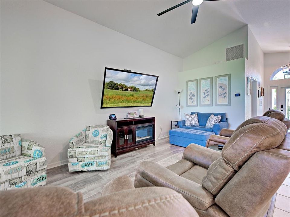 For Sale: $350,000 (2 beds, 2 baths, 1564 Square Feet)