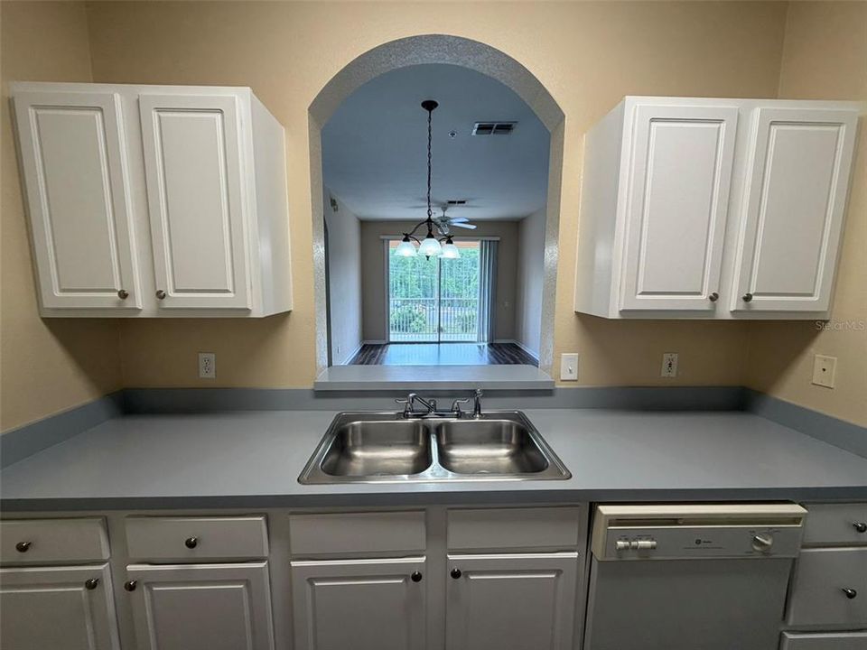 For Sale: $215,000 (3 beds, 2 baths, 1276 Square Feet)