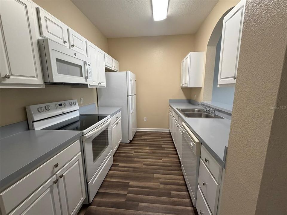 For Sale: $215,000 (3 beds, 2 baths, 1276 Square Feet)