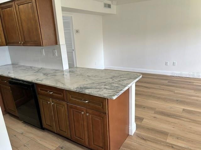 For Sale: $164,900 (1 beds, 1 baths, 632 Square Feet)