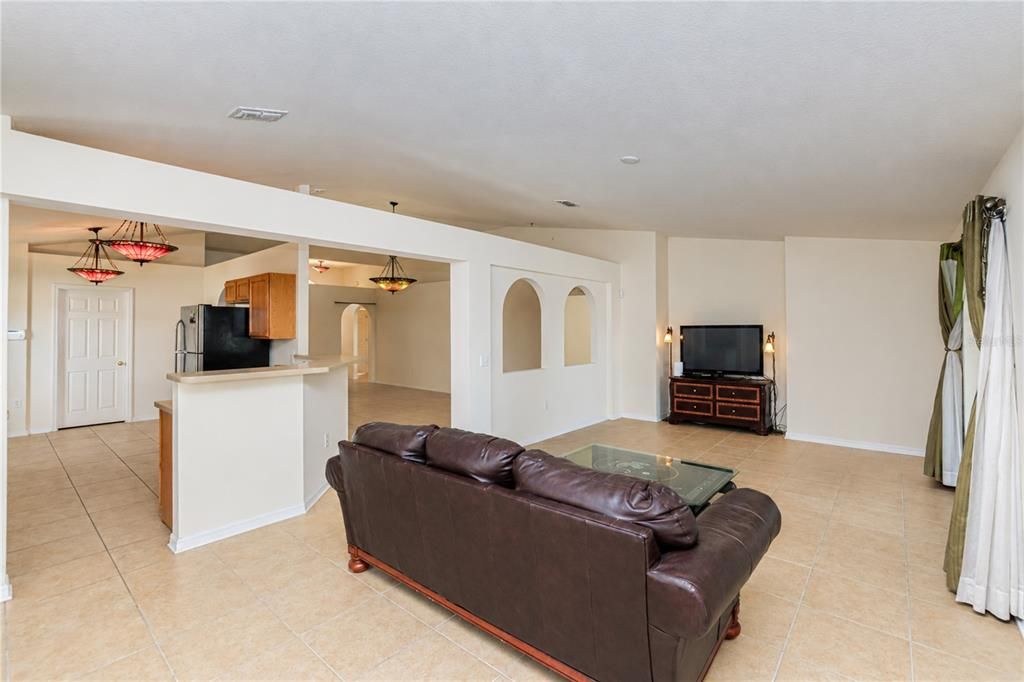 Activo con contrato: $230,000 (3 camas, 2 baños, 1874 Pies cuadrados)