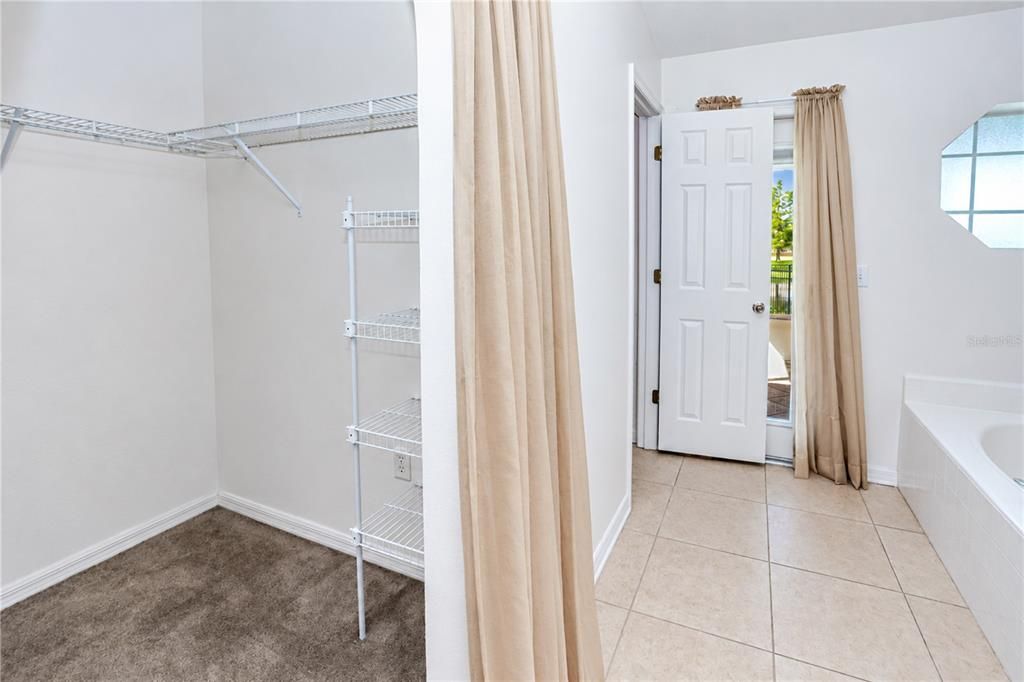 Activo con contrato: $230,000 (3 camas, 2 baños, 1874 Pies cuadrados)