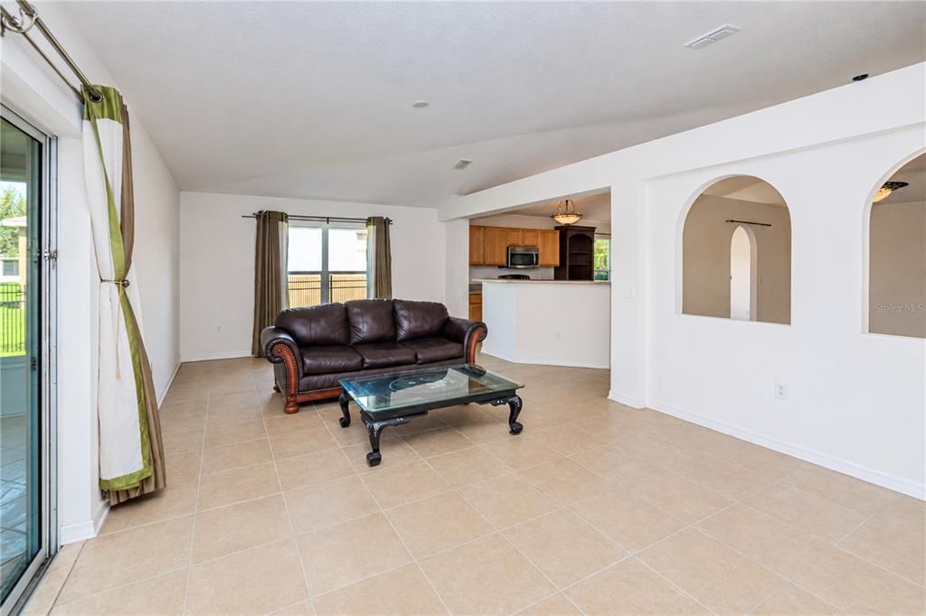 Activo con contrato: $230,000 (3 camas, 2 baños, 1874 Pies cuadrados)