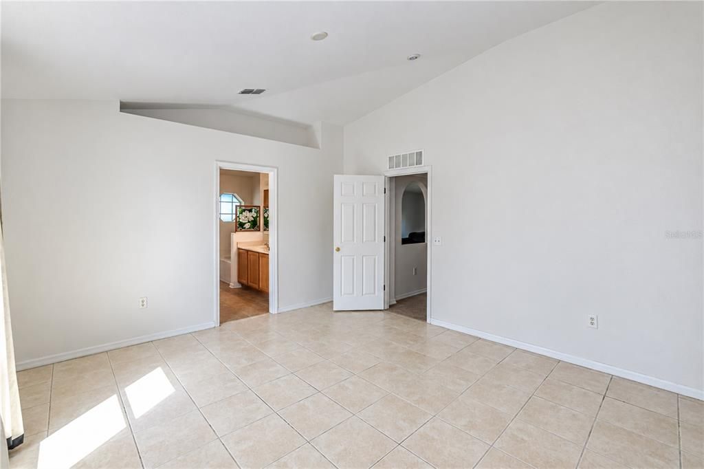 Activo con contrato: $230,000 (3 camas, 2 baños, 1874 Pies cuadrados)