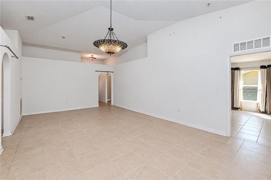 Activo con contrato: $230,000 (3 camas, 2 baños, 1874 Pies cuadrados)