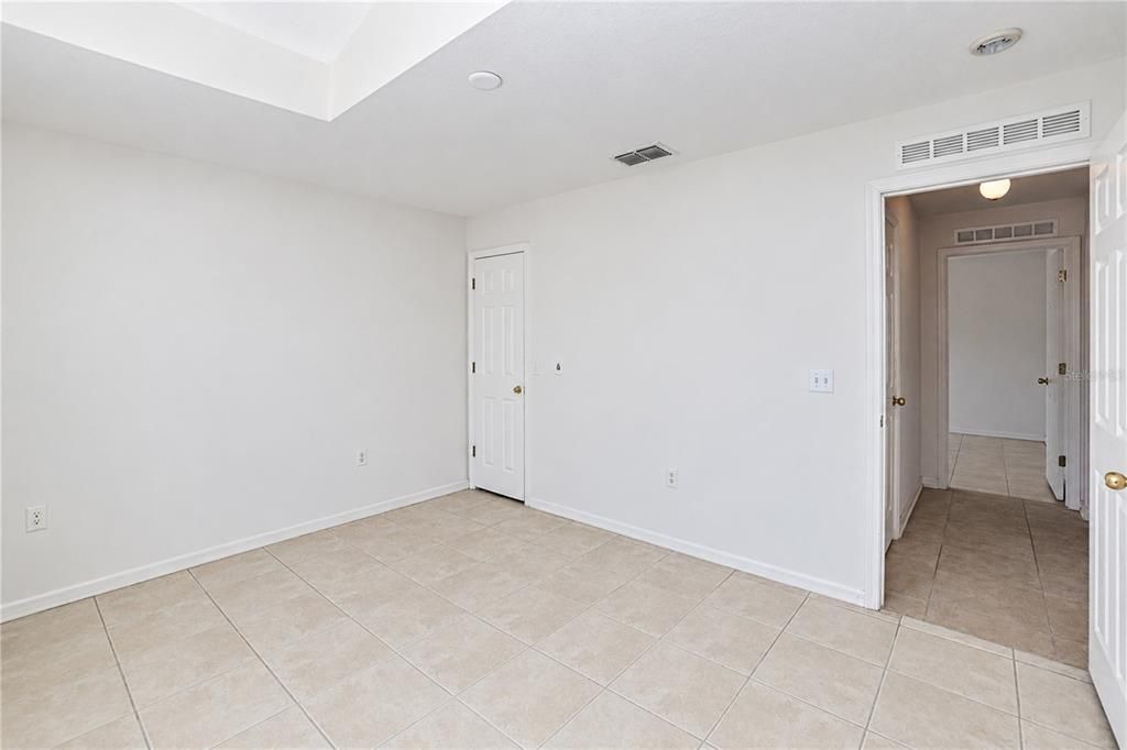 Activo con contrato: $230,000 (3 camas, 2 baños, 1874 Pies cuadrados)