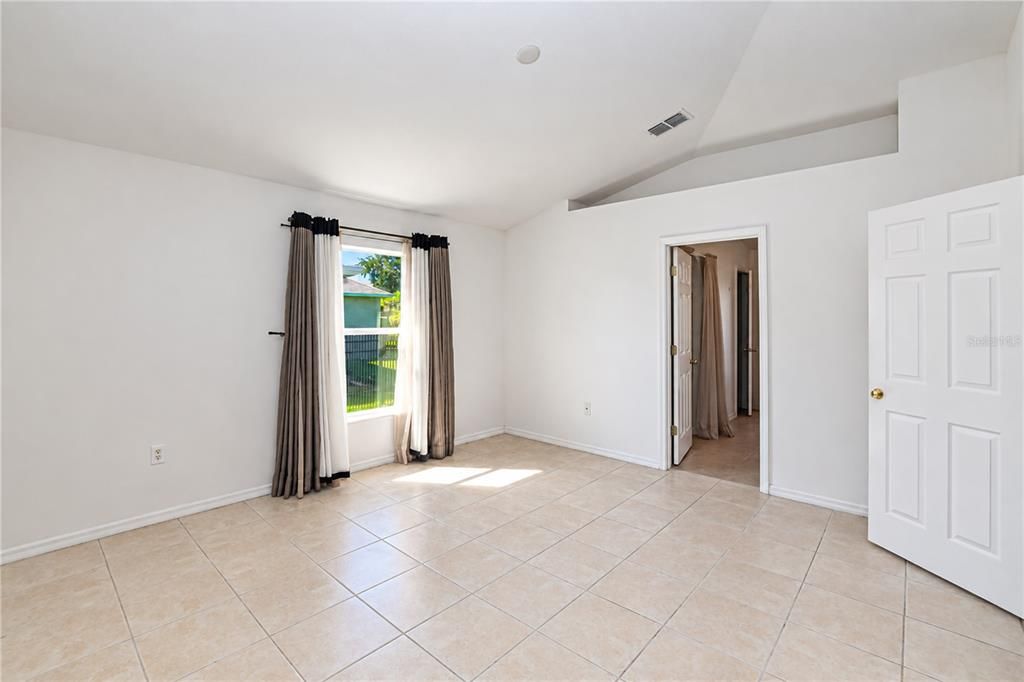 Activo con contrato: $230,000 (3 camas, 2 baños, 1874 Pies cuadrados)
