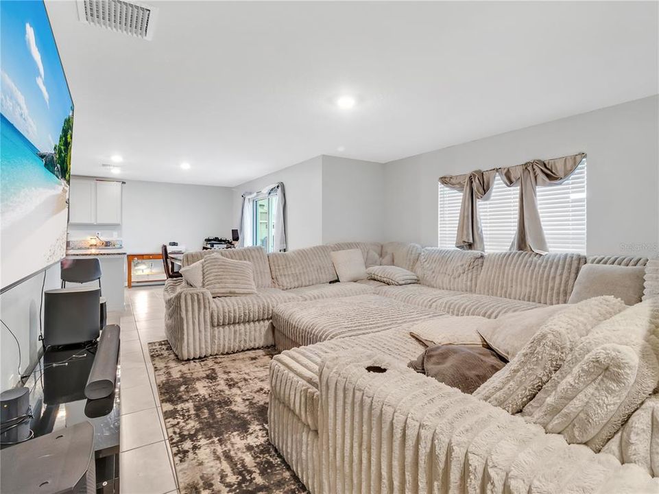 For Rent: $2,550 (4 beds, 3 baths, 2435 Square Feet)