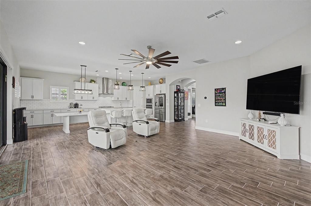 For Sale: $919,000 (5 beds, 3 baths, 4518 Square Feet)
