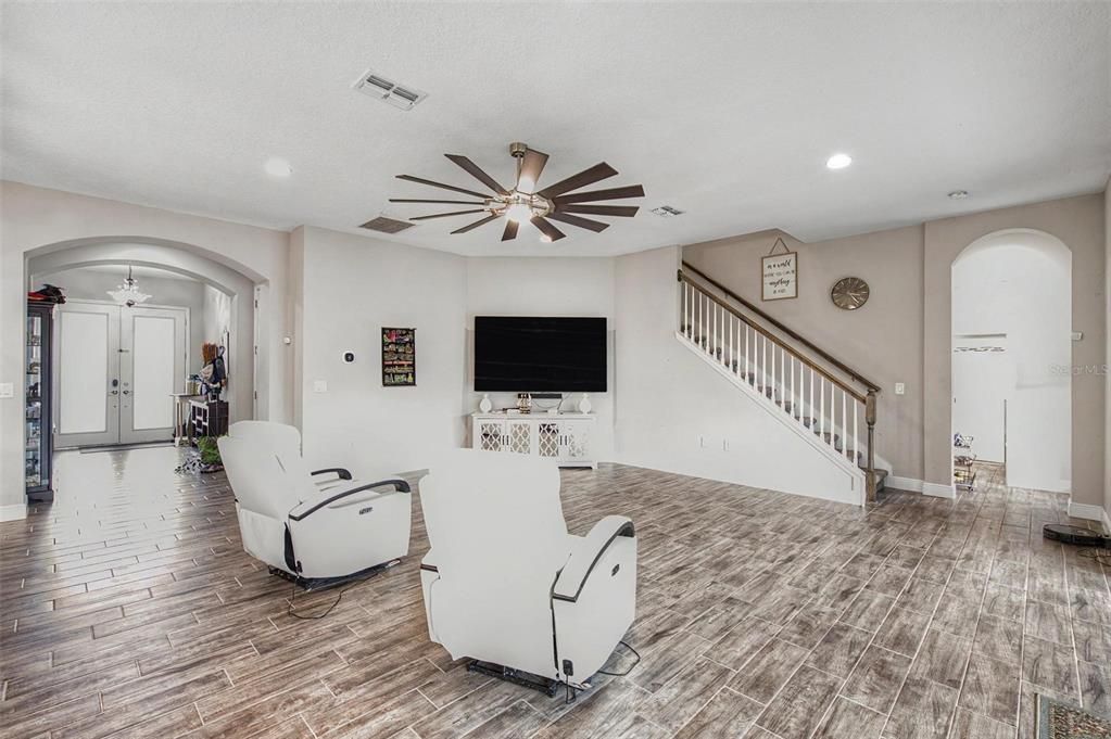 For Sale: $919,000 (5 beds, 3 baths, 4518 Square Feet)