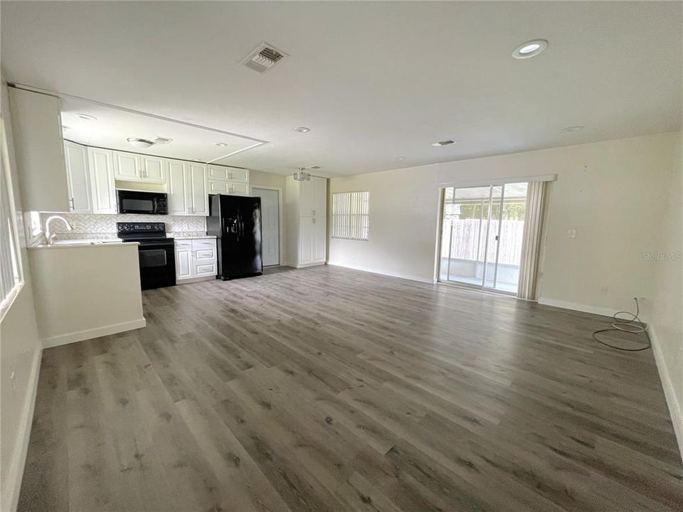 For Sale: $189,900 (2 beds, 1 baths, 926 Square Feet)