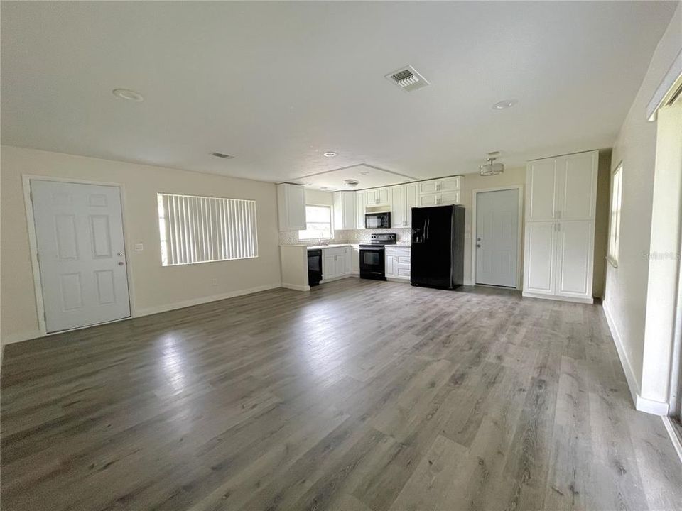For Sale: $189,900 (2 beds, 1 baths, 926 Square Feet)