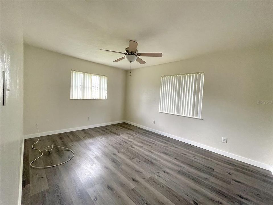 For Sale: $189,900 (2 beds, 1 baths, 926 Square Feet)