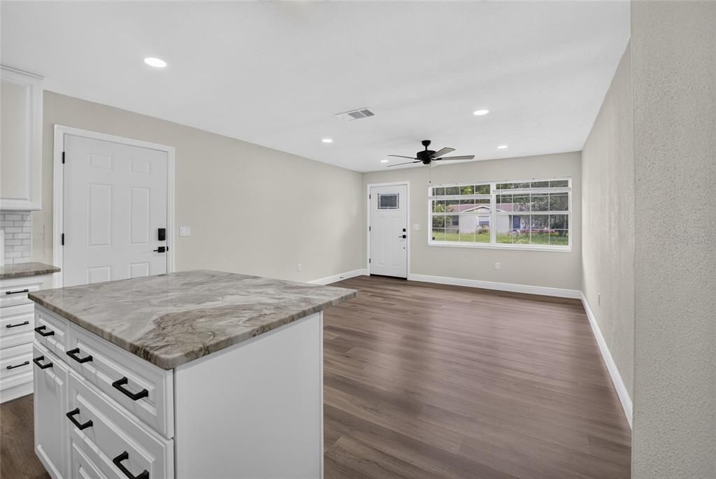 For Sale: $325,000 (3 beds, 2 baths, 1470 Square Feet)